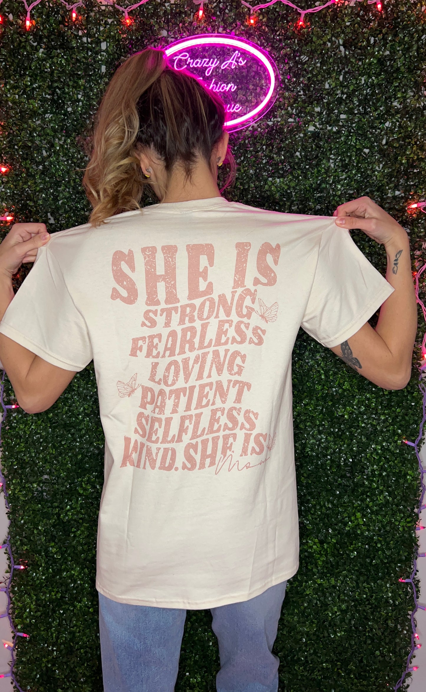 T-Shirt “She is mom”